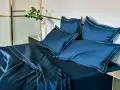 Lenzuola blu navy con bordi bianchi, perfette per ogni letto. Consulta la tabella misure lenzuola per trovare la tua.