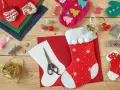 Materiali per calze Befana personalizzate fai da te: pannolenci, forbici, filo, perline e decorazioni per creare la tua calza unica.