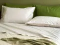 Lenzuola matrimoniali a righe sottili, con federe coordinate e coperta verde. Perfette per ogni letto, le misure lenzuola matrimoniali sono ideali.