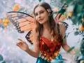Ragazza con ali da farfalla e abito scintillante, un'idea per vestiti carnevale donna fai da te.
