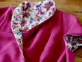 Dettaglio di un vestito estivo semplice fucsia con colletto e polsini foderati di tessuto floreale. Perfetto per imparare come cucire un vestito estivo semplice.
