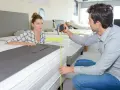 Coppia misura il materasso per un lenzuolo singolo.