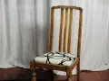 Sedia in legno con seduta imbottita e fantasia geometrica. Un esempio di come tappezzare sedie per rinnovare l'arredo.