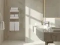 Bagno moderno con asciugamani piegati su scaffali e lavandino, stile b&b come mettere asciugamani in hotel.