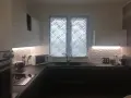 Tende a fantasia geometrica che tende mettere in cucina, illuminando l'ambiente con stile.