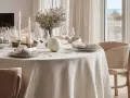 Tavola apparecchiata con tovaglia misure perfette, candele, fiori secchi e sedie in paglia.