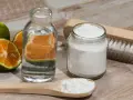 Ingredienti naturali per sbiancare biancheria ingiallita: bicarbonato, limone e acqua.
