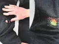 Come ricamare una stella su un buco: un'idea creativa per riparare i jeans con un tocco arcobaleno.