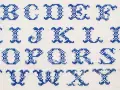 Alfabeto completo ricamato a punto croce blu su bianco. Ideali per facili disegni da ricamare gratis, perfetti per personalizzare ogni progetto.