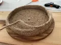Come fare un cesto con la corda: un progetto fai-da-te con corda di juta, base in legno, forbici e colla a caldo.