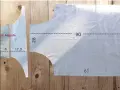 Modelli per grembiuli da cucina fai da te su tessuto chiaro, con misure indicate.