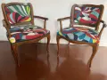 Due sedie con schienale rivestite con tessuto colorato e geometrico, un'idea per come rivestire una sedia con schienale.