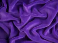Tessuto di velluto viola drappeggiato, morbido e soffice. Scopri come lavare il velluto per mantenerlo splendente.