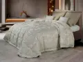 Un piumone matrimoniale con un delicato motivo floreale color crema, morbido e accogliente. Chissà quanto pesa un piumone matrimoniale così bello?