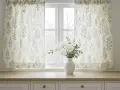 Tende fai da te con delicato motivo botanico, perfette per un tocco naturale. Un vaso di orchidee bianche completa l'arredo.