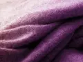 Tessuto di lana viola sfumato, ideale per imparare come tingere un maglione di lana e ottenere questo colore vibrante.