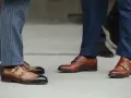 Primo piano su scarpe monk strap marroni e diversi tipi di orlo pantaloni: a risvolto e con pinces.