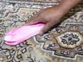 Mano che pulisce un tappeto persiano con una spazzola rosa. Sorprendentemente, si possono lavare i tappeti persiani in lavatrice con cura.