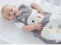Bambino in sacco nanna con simpatico disegno di gufo. Il sacco nanna è ideale per neonati e bambini piccoli, offrendo comfort e sicurezza durante il sonno.