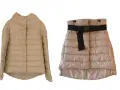 Giubbotto piumino beige e gonna piumino con cintura nera. Ideale per chi vuole imparare come tingere un giubbotto piumino.