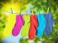 Calzini colorati appesi ad asciugare, un modo semplice per capire come fissare il colore sui tessuti.