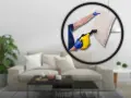 Pulizia profonda del divano per eliminare gli acari. Un braccio con guanto blu usa un pulitore a vapore giallo su un cuscino.