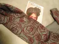 Tessuto grigio con rose rosse, ideale per imparare come fare un turbante di stoffa.