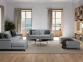 Tappeto sotto divano: sì, definisce lo spazio in questo soggiorno moderno con vista lago.
