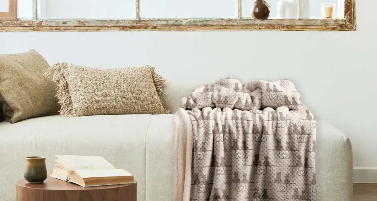 Plaid con gattini e cuori, pronto per essere lavato in lavatrice. Morbido e accogliente, perfetto per il divano.