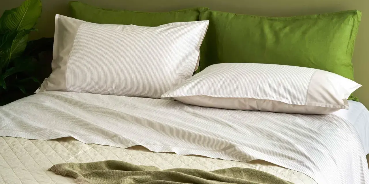 Lenzuola matrimoniali a righe sottili, con federe coordinate e coperta verde. Perfette per ogni letto, le misure lenzuola matrimoniali sono ideali.