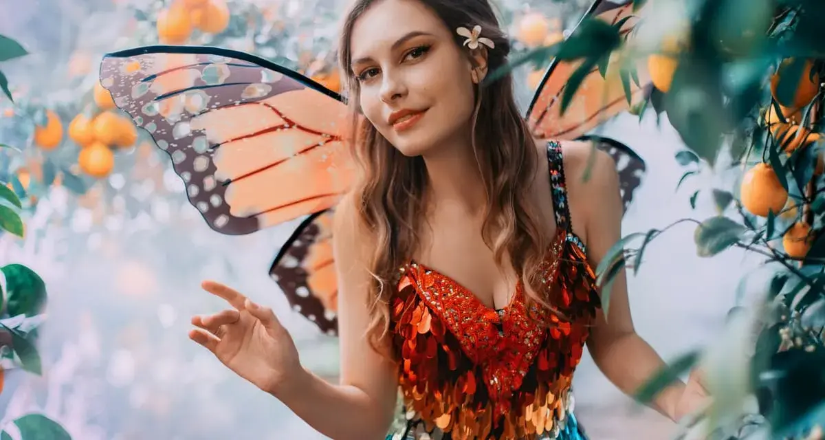 Ragazza con ali da farfalla e abito scintillante, un'idea per vestiti carnevale donna fai da te.