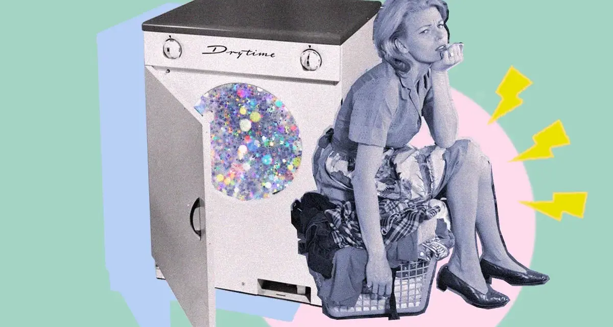 Donna annoiata seduta su un cesto di panni, accanto a una lavatrice con glitter. Un'idea su come disinfettare i vestiti senza lavarli.