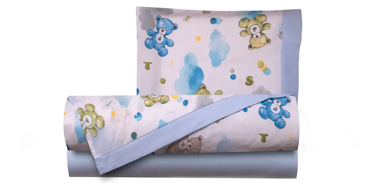 Lenzuolo lettino con simpatici orsetti e nuvole. Le misure sono perfette per un lettino da bambino.
