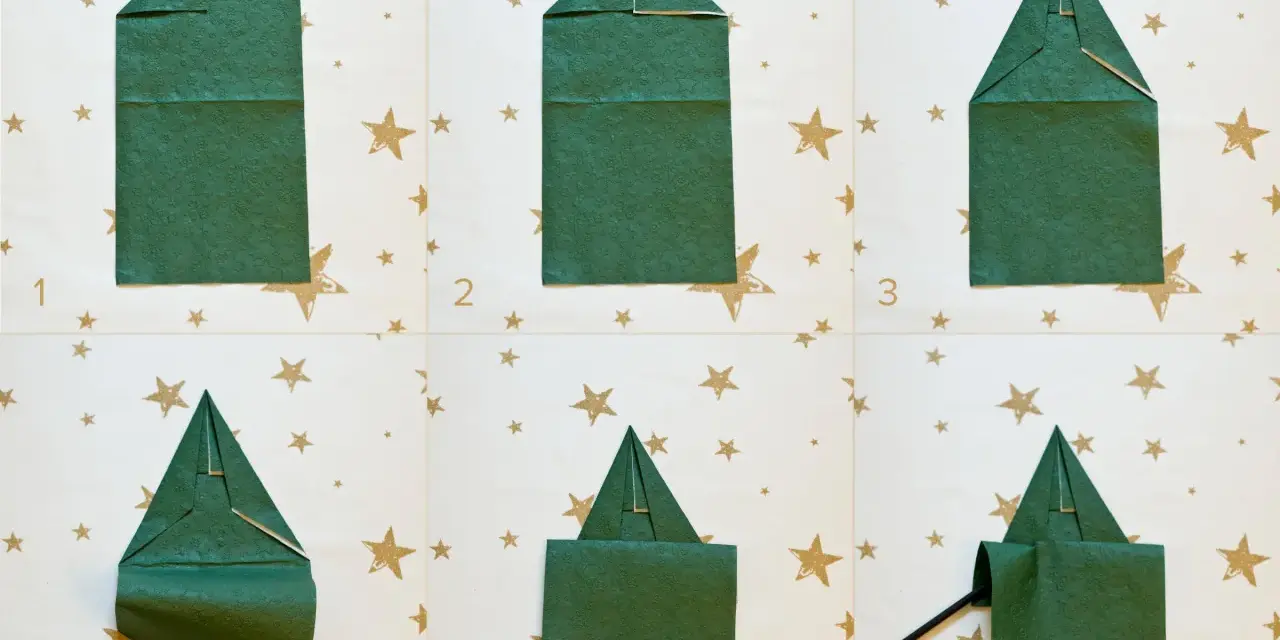 Passaggi per creare alberelli di Natale con tovaglioli piegati. Un modo creativo per decorare la tavola delle feste.