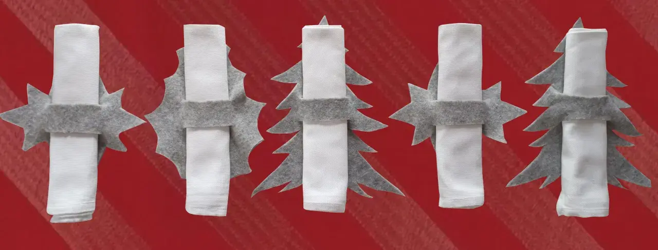 Portatovaglioli in feltro grigio a forma di albero di Natale, perfetti per un fai da te natalizio.
