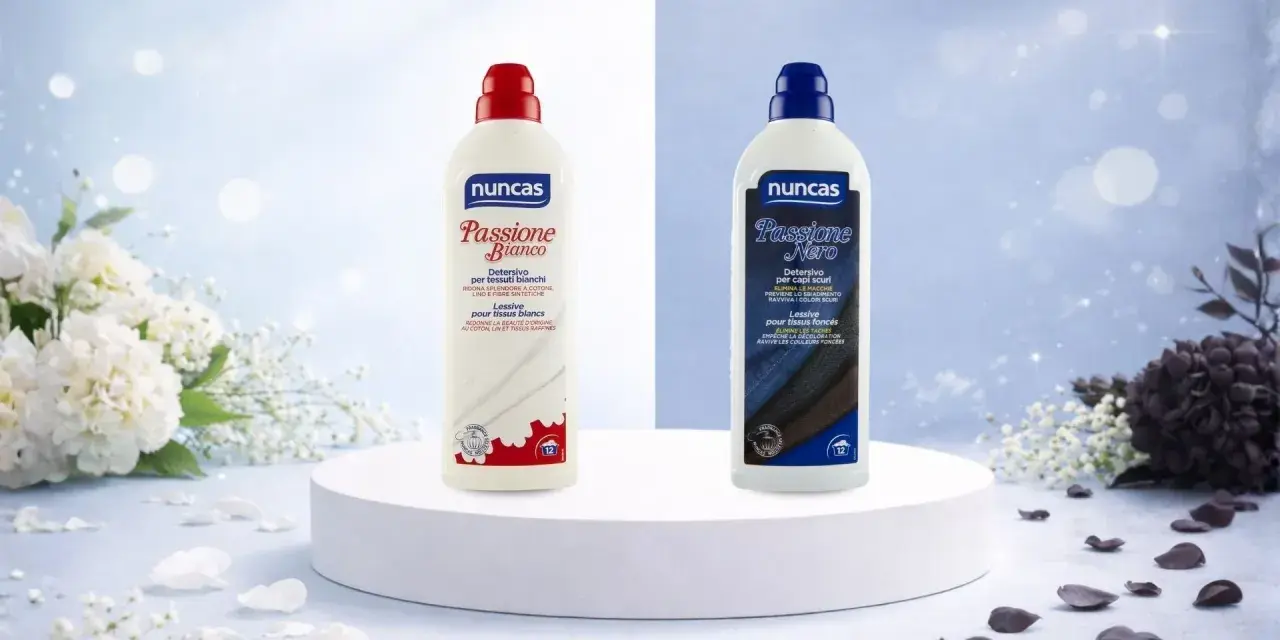 Due flaconi di detersivo Nuncas, uno bianco e uno nero, per eliminare le macchie di sapone sui vestiti e ravvivare i colori.