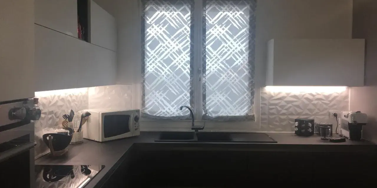 Tende a fantasia geometrica che tende mettere in cucina, illuminando l'ambiente con stile.