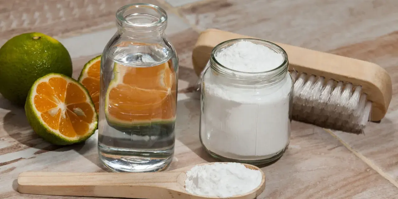 Ingredienti naturali per sbiancare biancheria ingiallita: bicarbonato, limone e acqua.