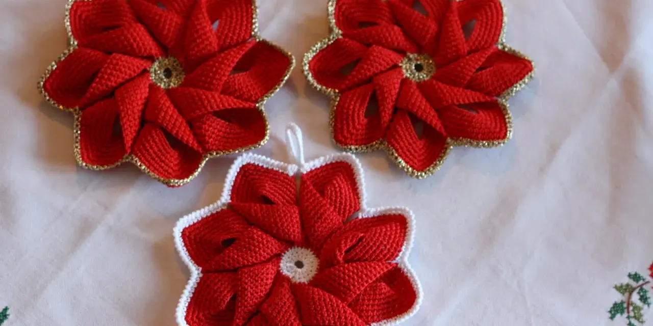 Tre presine natalizie fai da te a forma di stella rossa, con bordi dorati o bianchi, perfette per decorare la tavola.