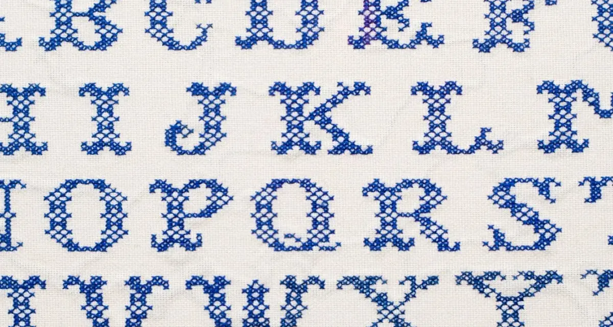 Alfabeto completo ricamato a punto croce blu su bianco. Ideali per facili disegni da ricamare gratis, perfetti per personalizzare ogni progetto.