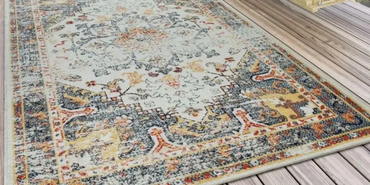 Tappeto con motivi vintage, ideale per il lavaggio e per dare un tocco di stile alla tua casa.