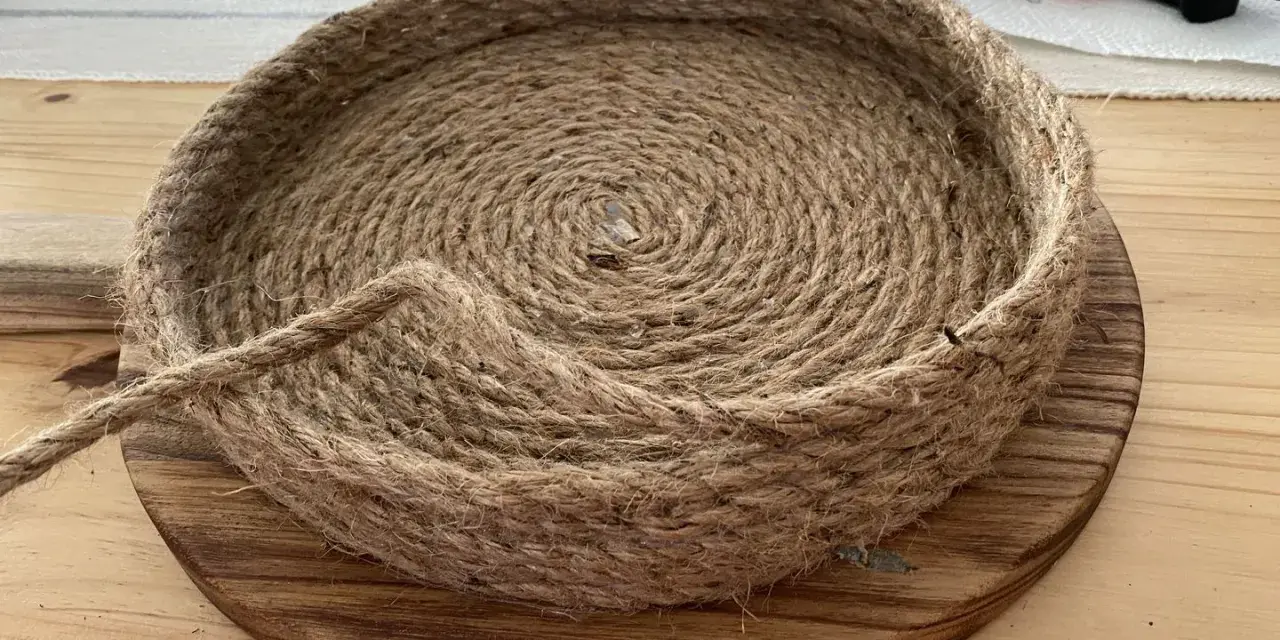 Come fare un cesto con la corda: un progetto fai-da-te con corda di juta, base in legno, forbici e colla a caldo.
