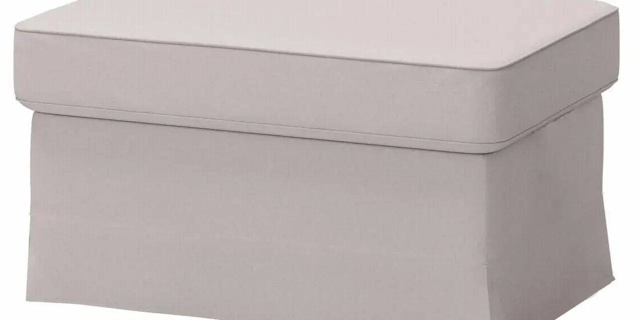 Pouf quadrato grigio chiaro con fodera rimovibile, ideale per chi cerca idee su come rivestire un pouf quadrato con stile e praticità.