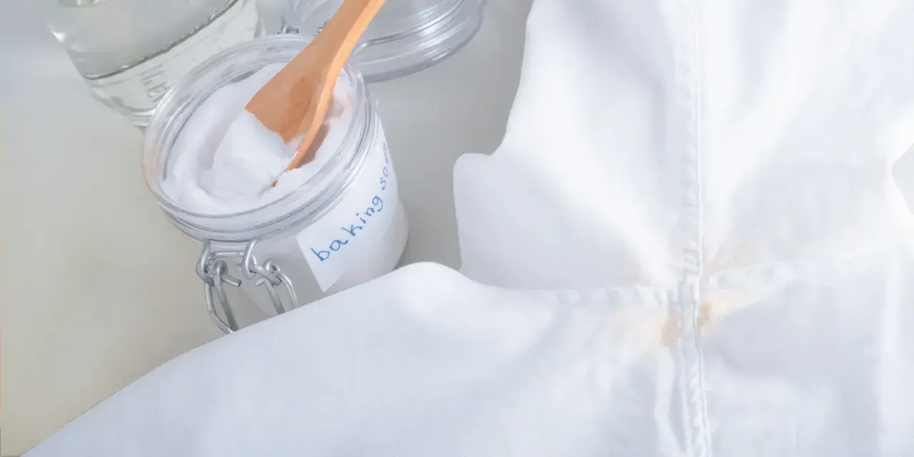 Bicarbonato di sodio e acqua per risolvere come smacchiare maglia bianca con macchie ostinate.
