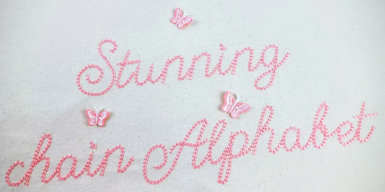 Punto ricamo per scritte: "Stunning chain Alphabet" in rosa, con piccole farfalle applicate.