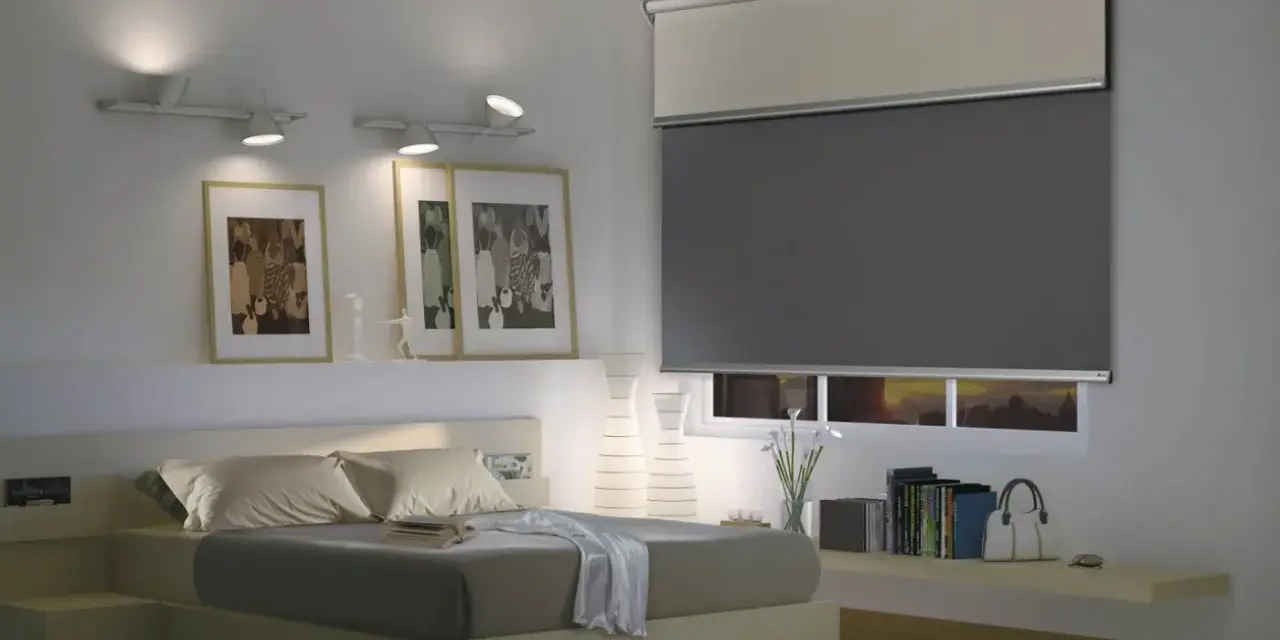 Camera da letto moderna con letto, quadri e un'ampia finestra con tende a rullo grigie e bianche.