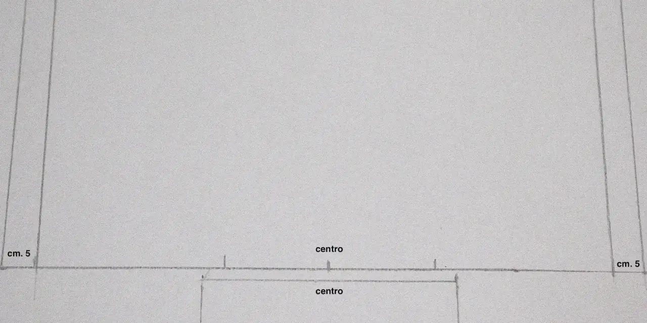 Cartamodello porta pannolini fai da te: schizzo con linee, misure (cm 5) e indicazioni "centro" e "rettangolo base" per creare un pratico contenitore.