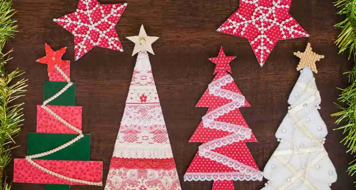 Alberi di Natale fai da te in stoffa, decorati con pizzi e stelle, creano un'atmosfera festiva e artigianale.