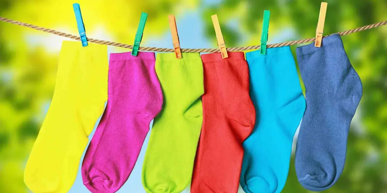 Calzini colorati appesi ad asciugare, un modo semplice per capire come fissare il colore sui tessuti.