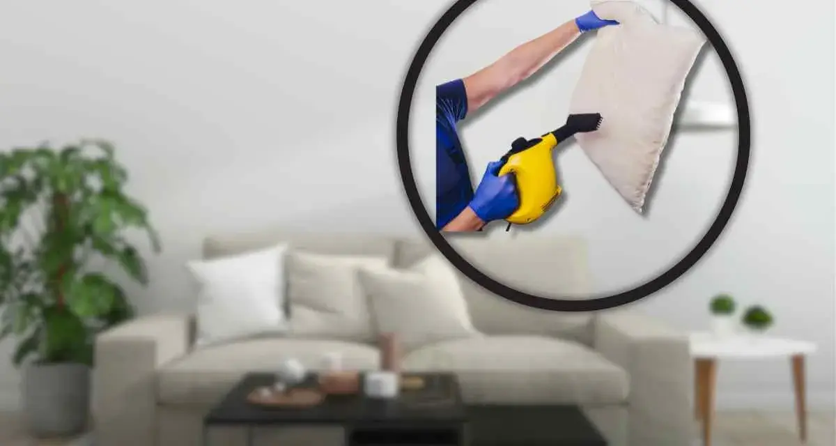 Pulizia profonda del divano per eliminare gli acari. Un braccio con guanto blu usa un pulitore a vapore giallo su un cuscino.